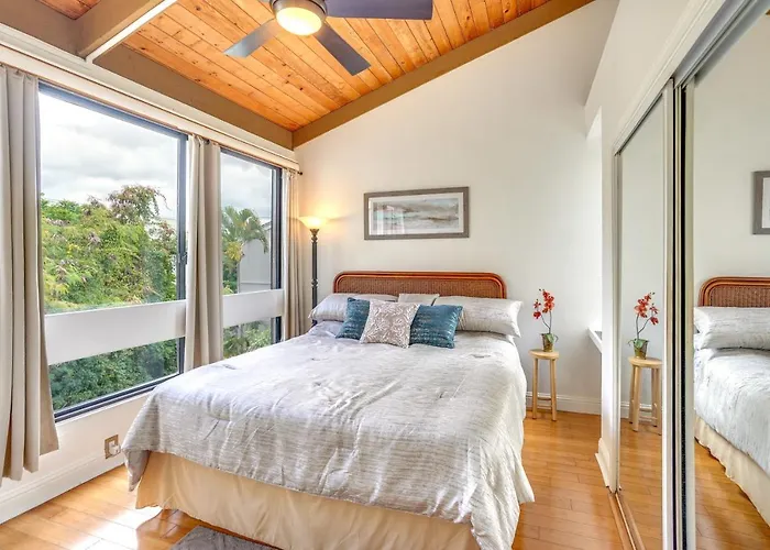 Downtown Kailua-Kona Condo With Pool And Views